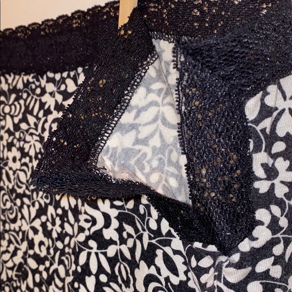 Banana Republic B&W Floral with Lace V Neck - Picture 12 of 12